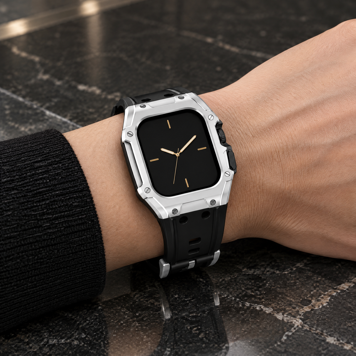 ARCUS Black Whiteを装着したアップルウォッチ一体型ケース